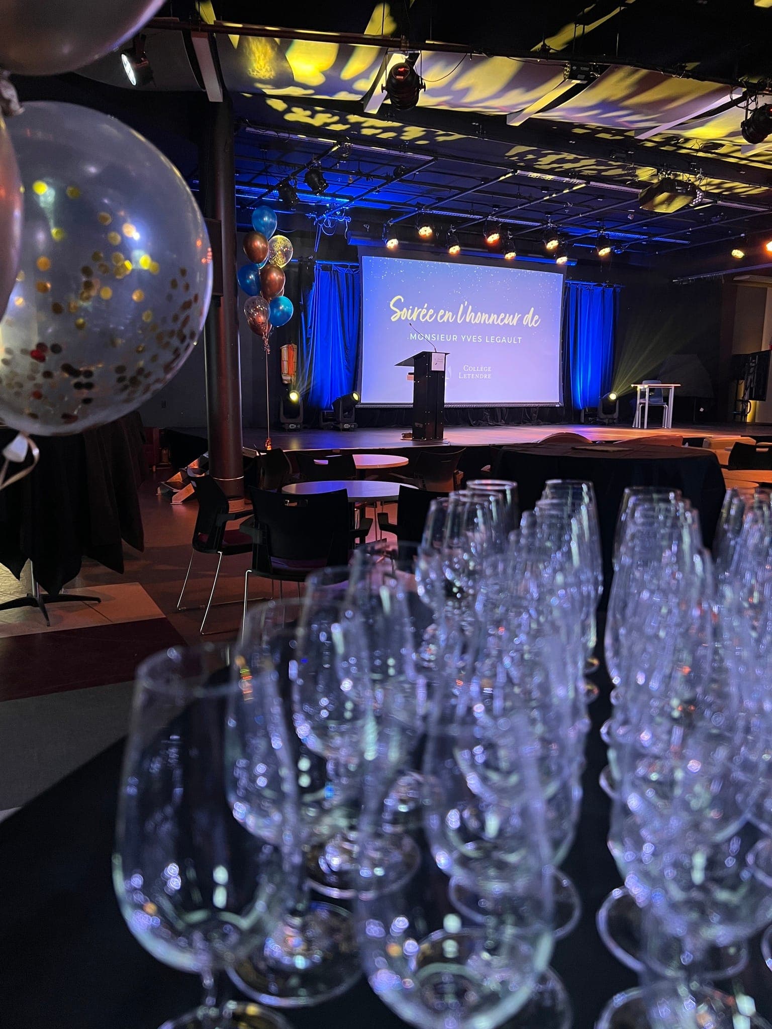 Coupes de champagne au premier plan, scène bleue en arrière-plan